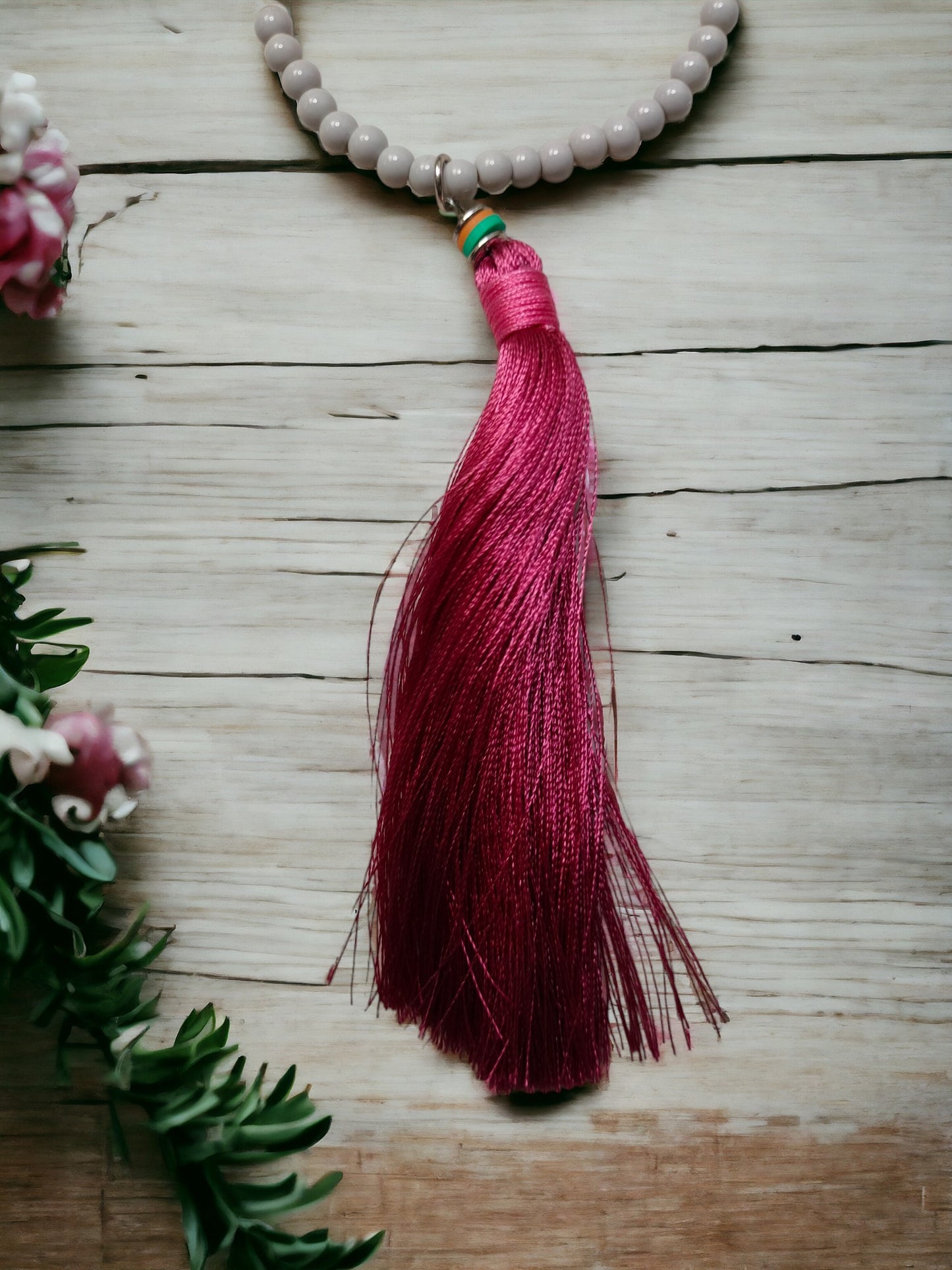 Kette Boho in rosa und lila mit Natursteinen und pinkem Bommel lang