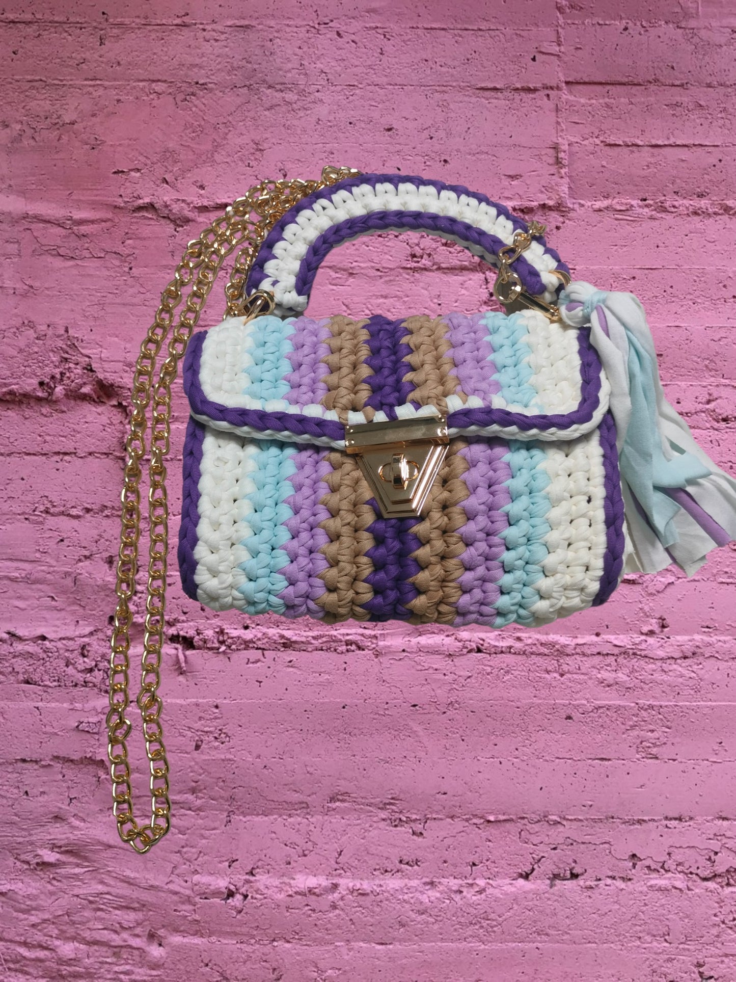 Kleine Boho Stricktasche in weiss mit Bommeln