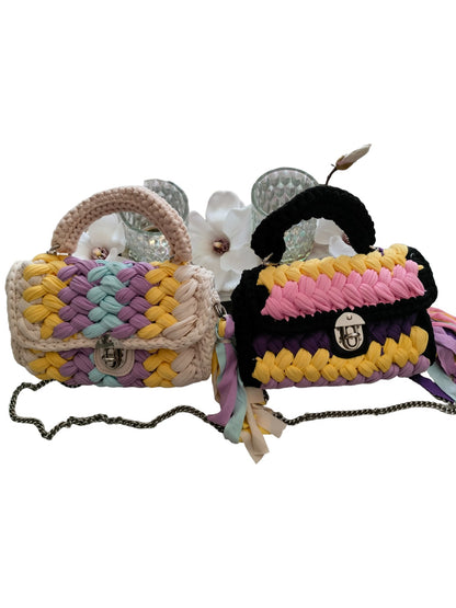 Kleine Boho Stricktasche mit Bommeln in verschiedenen Farben