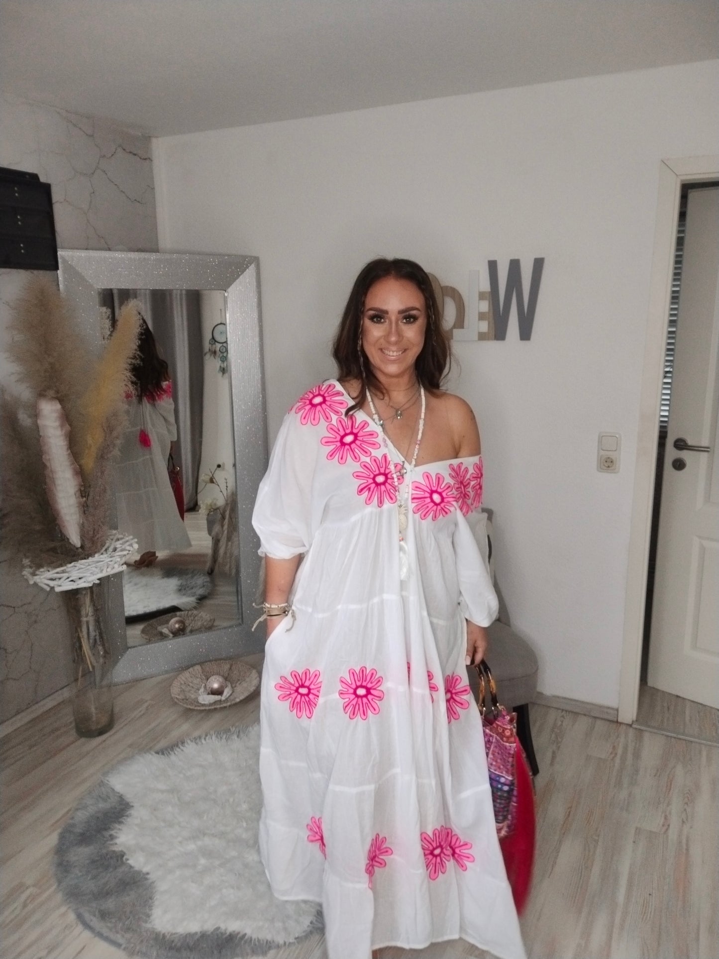 Maxikleid  Boho weiss mit gestickten Blüten in pink und eingearbeiteten Taschen