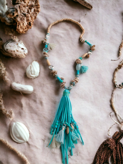 Kette Boho blau mit Wildlederfransen mittellang