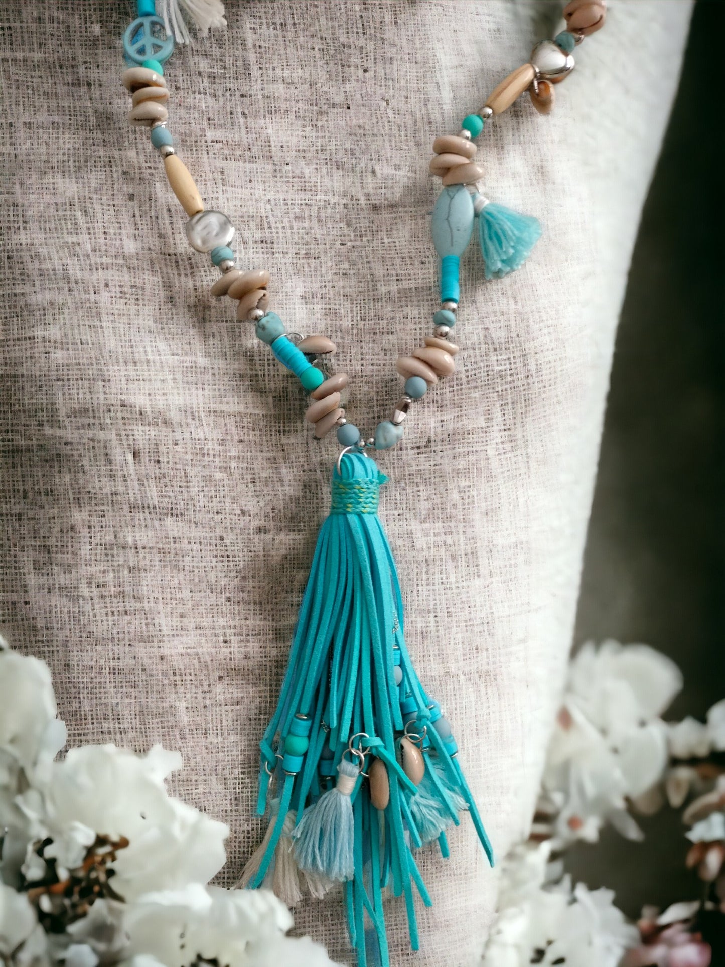 Kette Boho blau mit Wildlederfransen mittellang