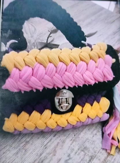 Kleine Boho Stricktasche mit Bommeln in verschiedenen Farben