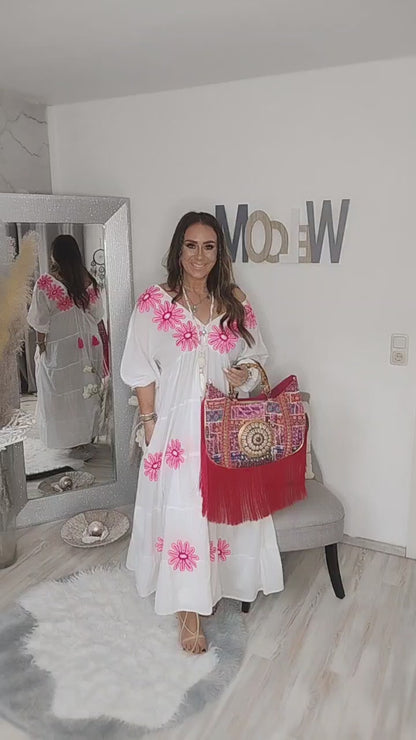 Maxikleid  Boho weiss mit gestickten Blüten in pink und eingearbeiteten Taschen